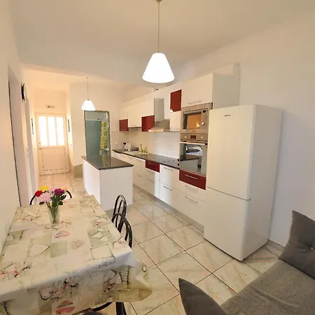 Apartament Maria - Roumanis *